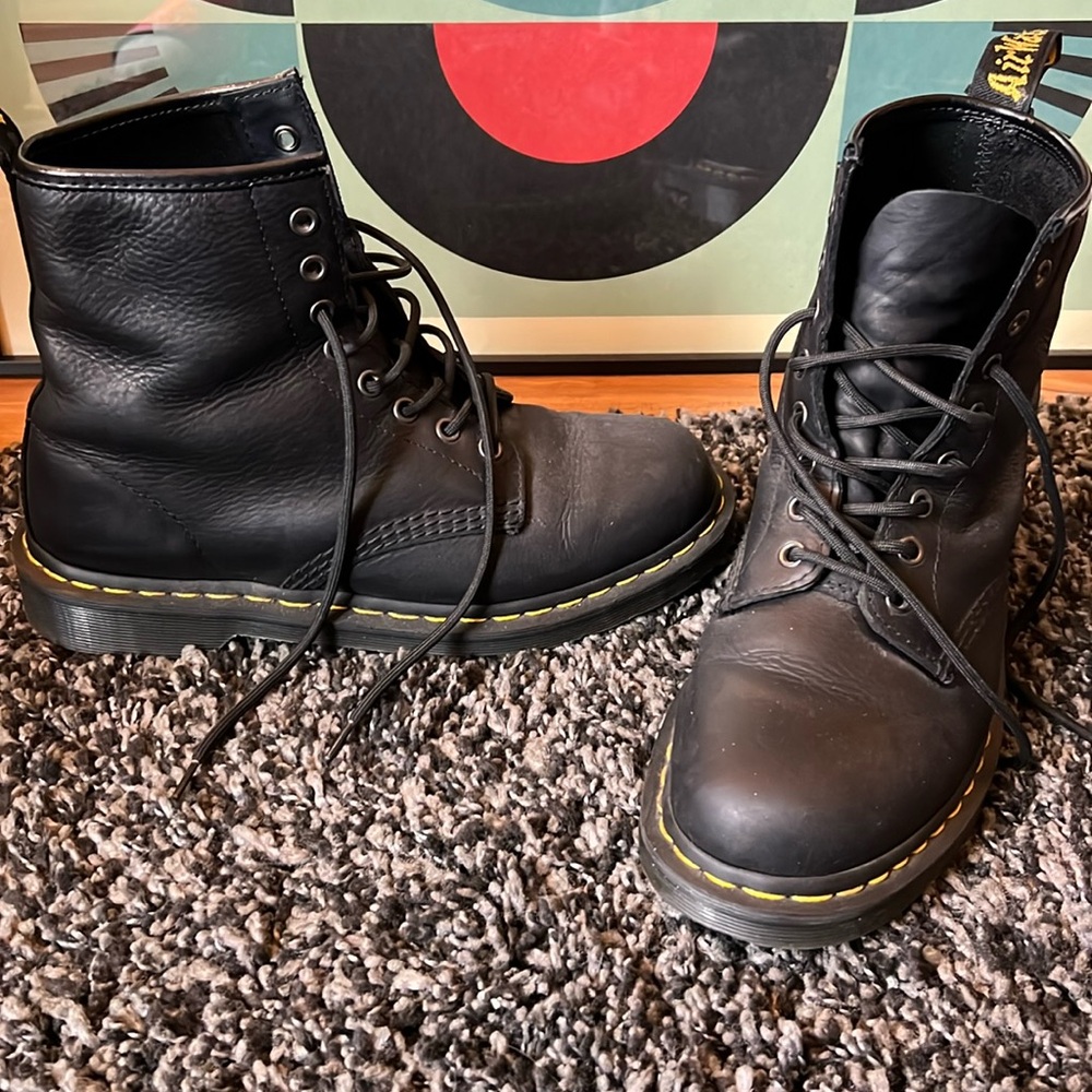 Dr. Martens classic soft leather boot size 9